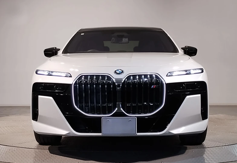BMW i7 White