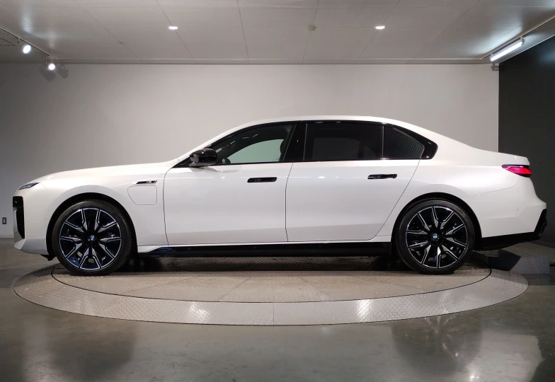 BMW i7 White