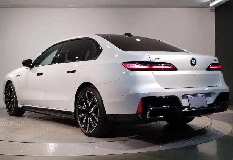 BMW i7 White