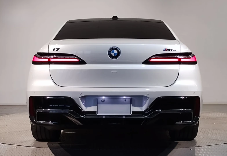 BMW i7 White