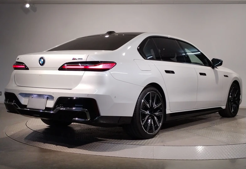 BMW i7 White