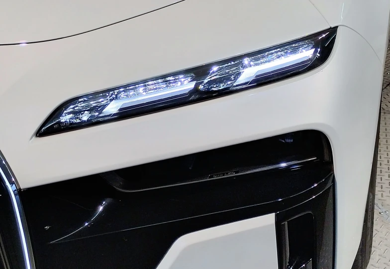 BMW i7 White
