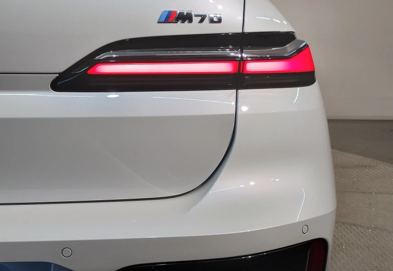 BMW i7 White