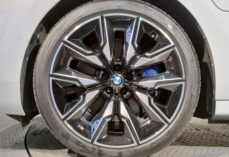 BMW i7 White