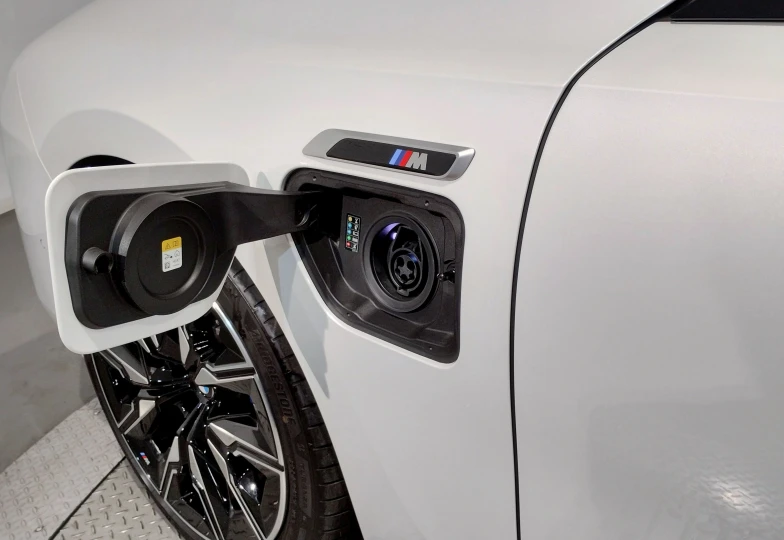 BMW i7 White