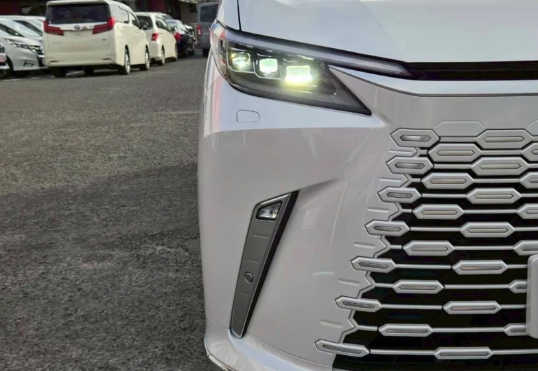 Lexus LM White