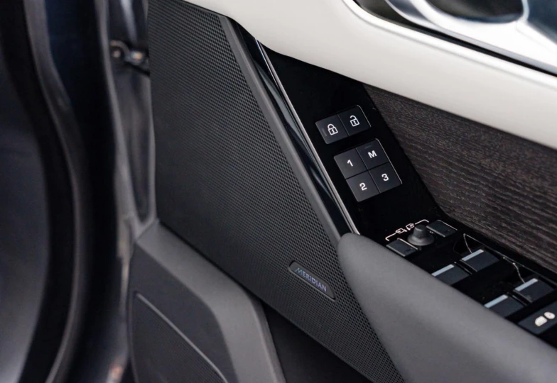 Land Rover Range Rover Velar Blue