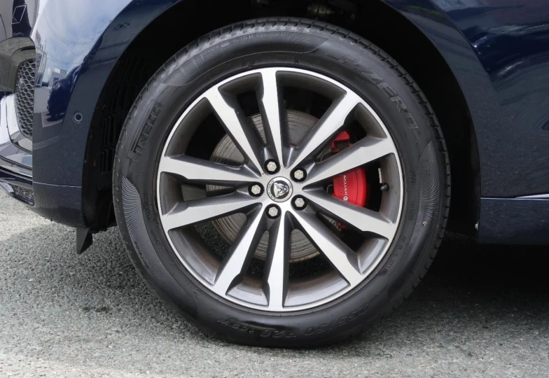 Jaguar F-Pace Синий