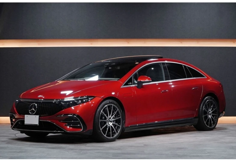 Mercedes EQS Red