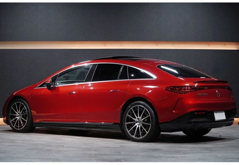 Mercedes EQS Red