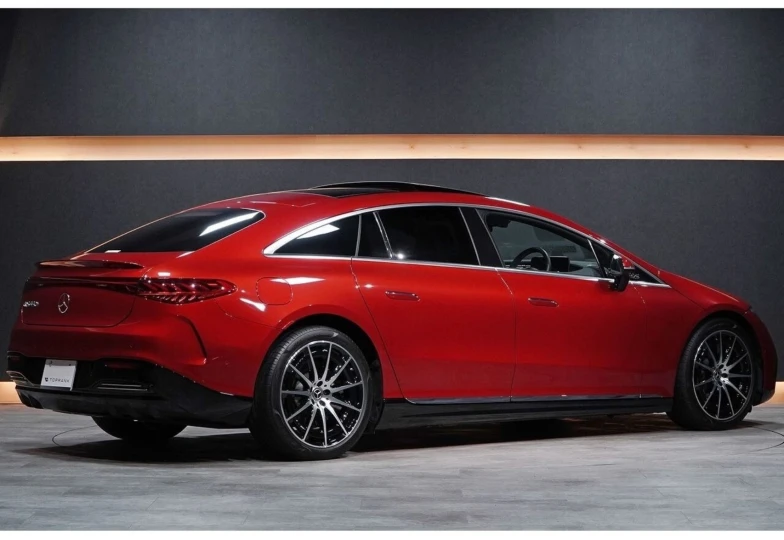 Mercedes EQS Red