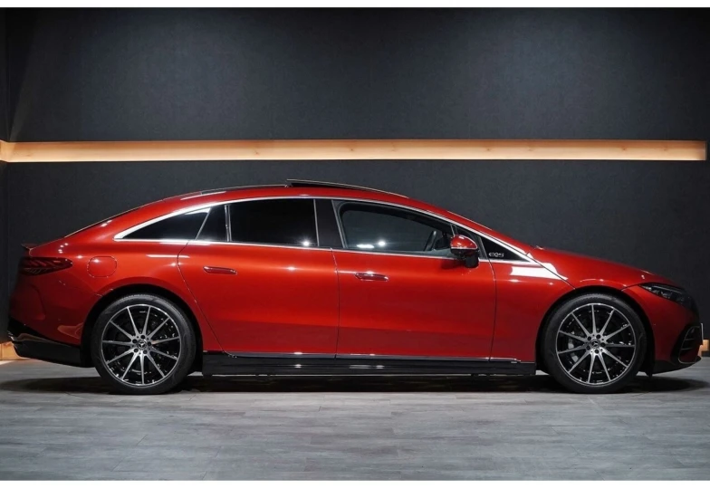 Mercedes EQS Red