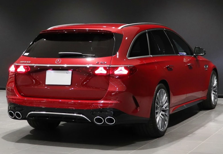 Mercedes E-class Red