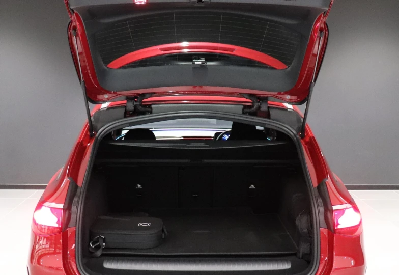 Mercedes E-class Red