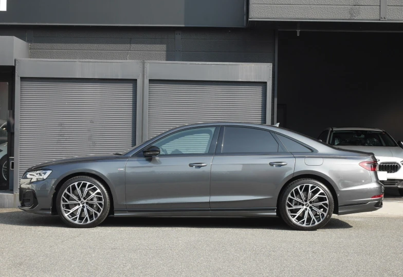 Audi A8 Черный