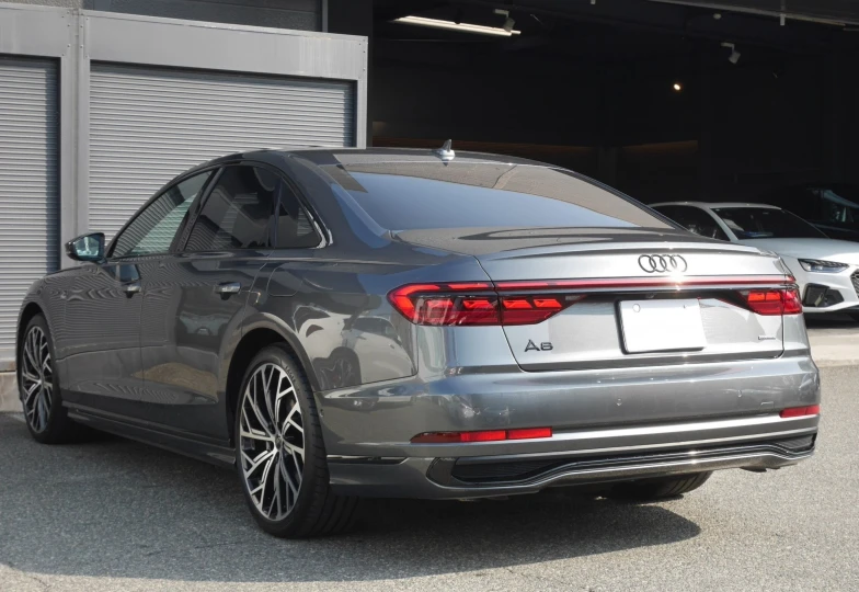 Audi A8 Черный