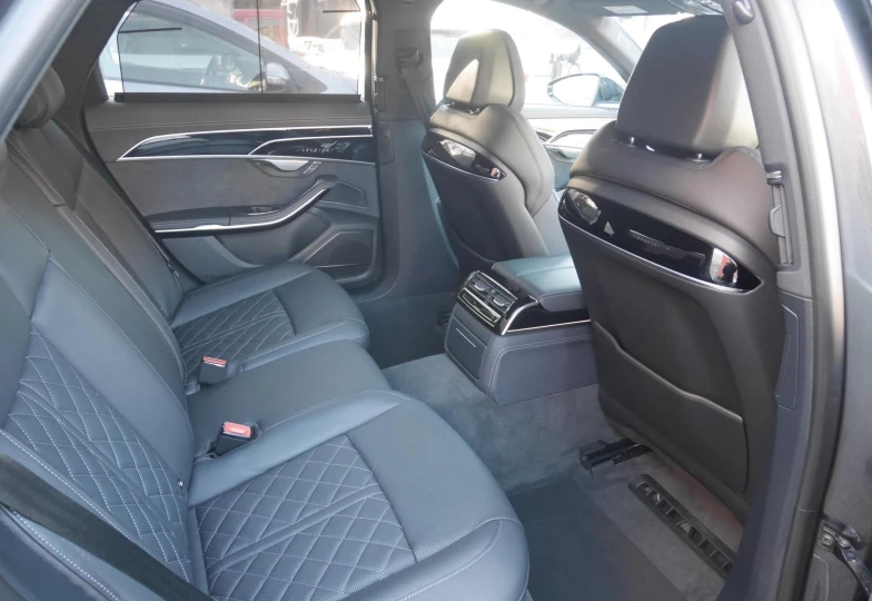 Audi A8 Черный