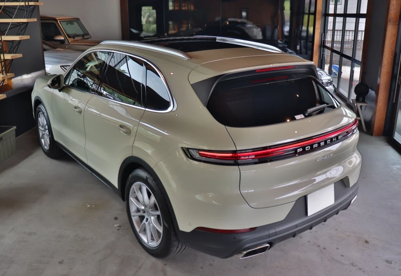 Porsche Cayenne Beige