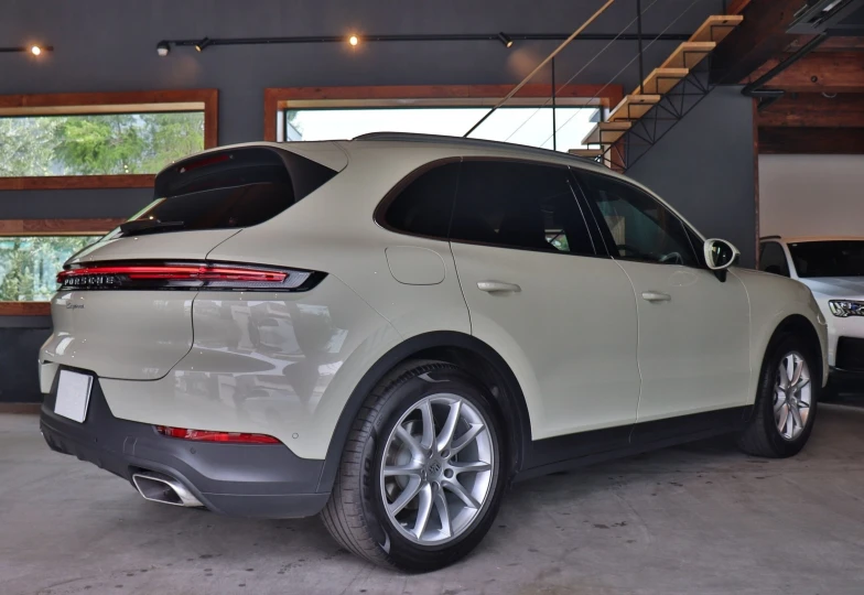 Porsche Cayenne Beige