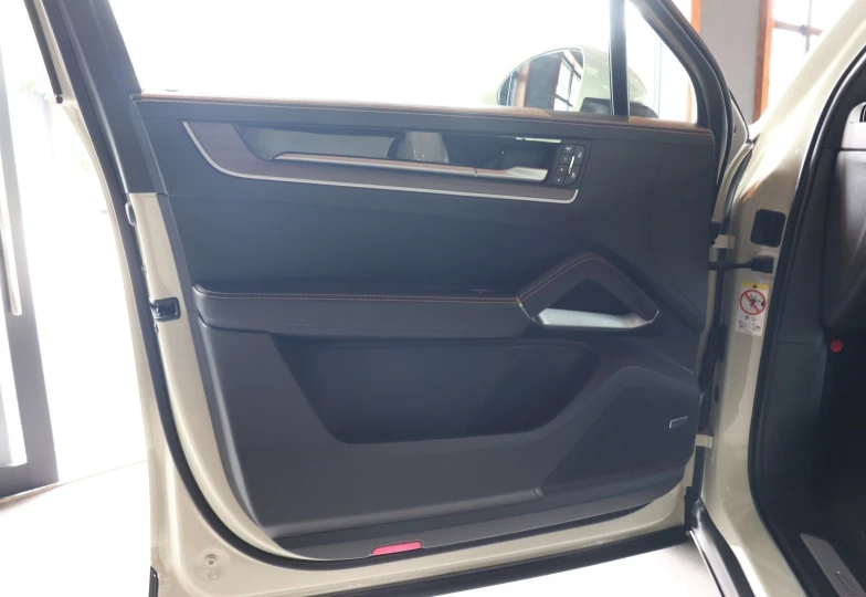 Porsche Cayenne Beige