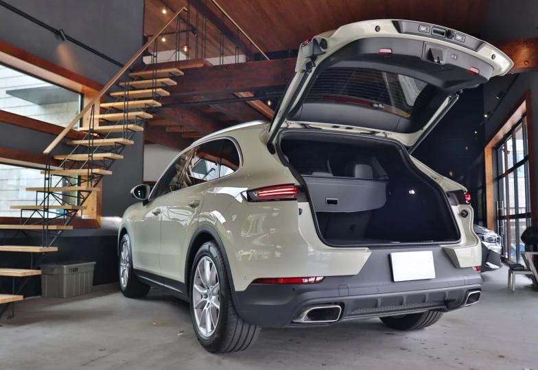 Porsche Cayenne Beige