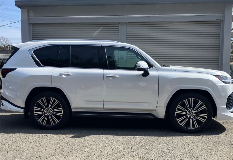 Lexus LX Белый