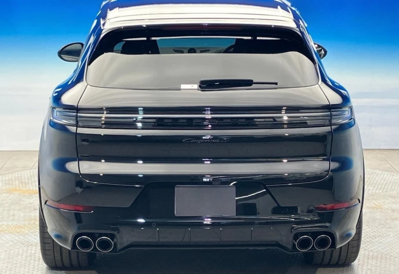 Porsche Cayenne Black