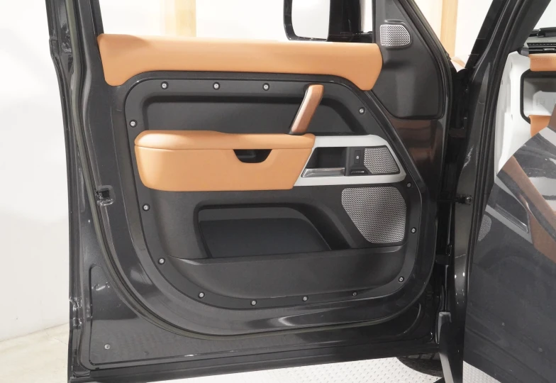 Land Rover Defender Black