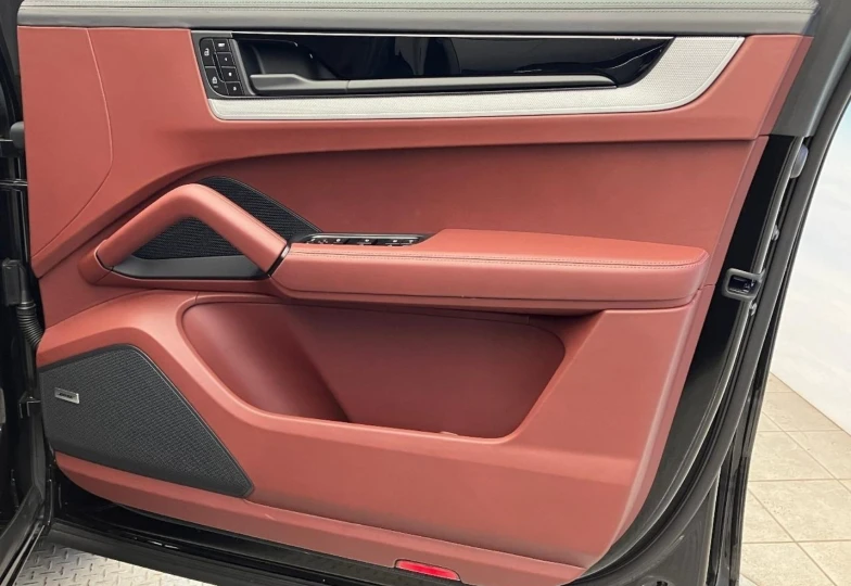 Porsche Cayenne Black