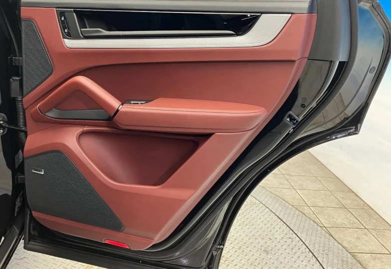 Porsche Cayenne Black