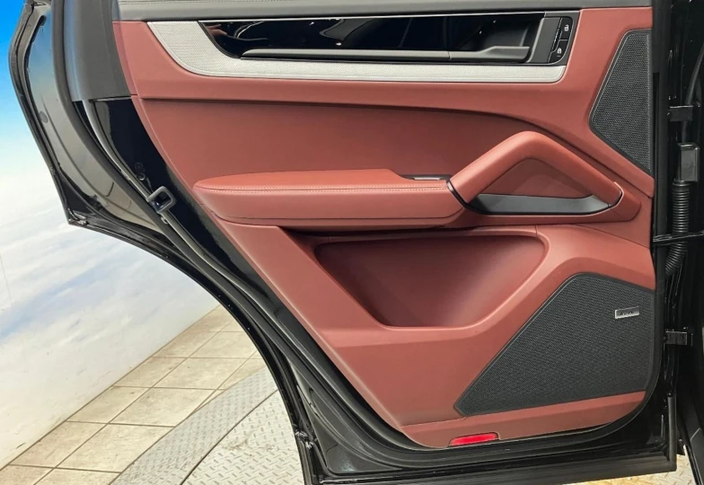 Porsche Cayenne Black