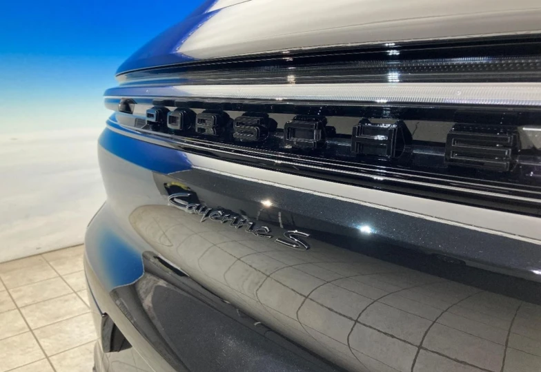 Porsche Cayenne Black