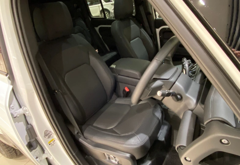 Land Rover Defender Белый