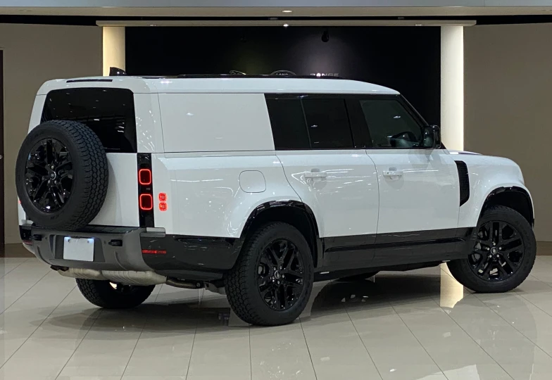 Land Rover Defender Белый