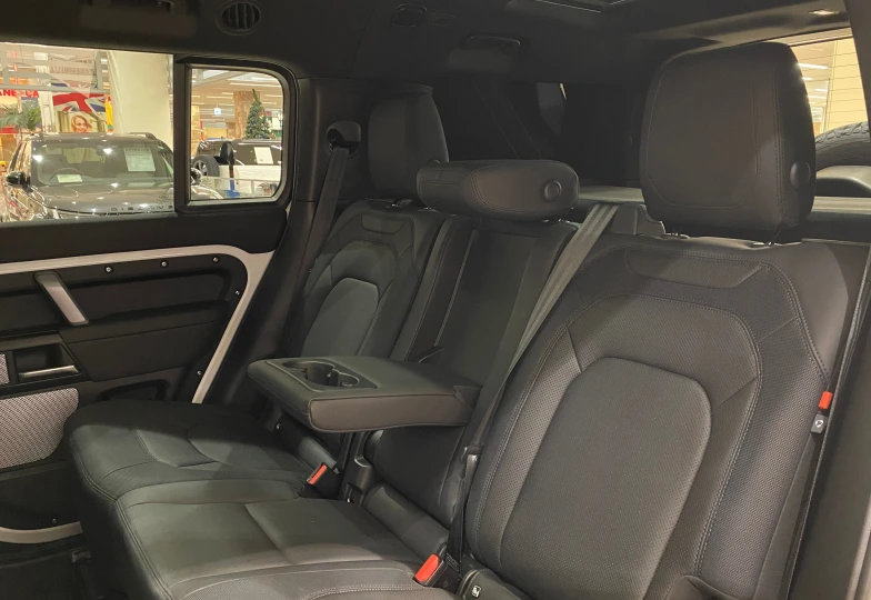 Land Rover Defender Белый