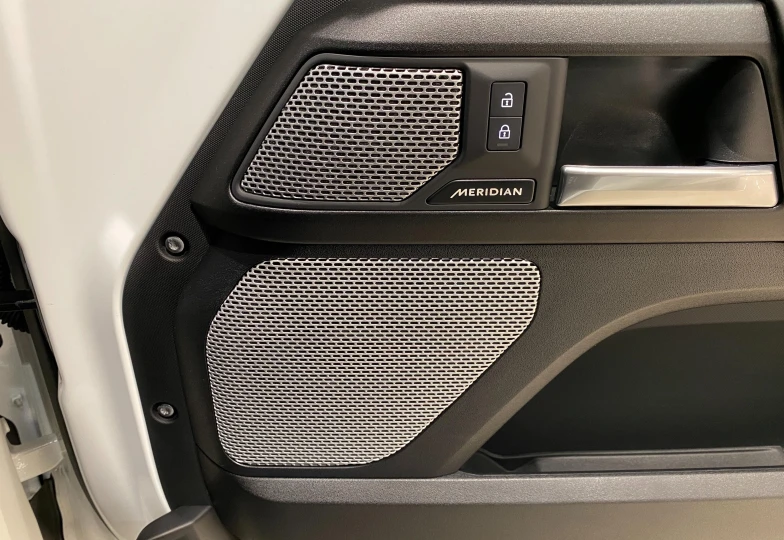 Land Rover Defender Белый