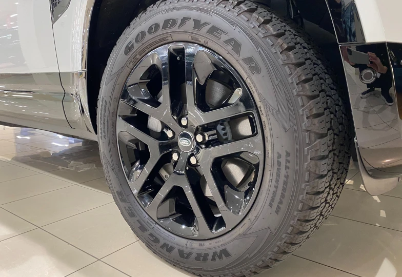 Land Rover Defender Белый