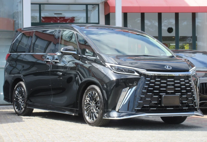 Lexus LM Black
