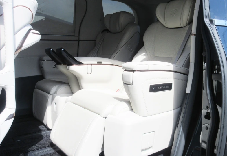 Lexus LM Black