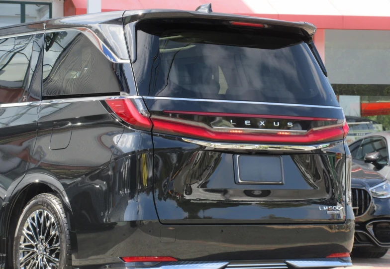 Lexus LM Black