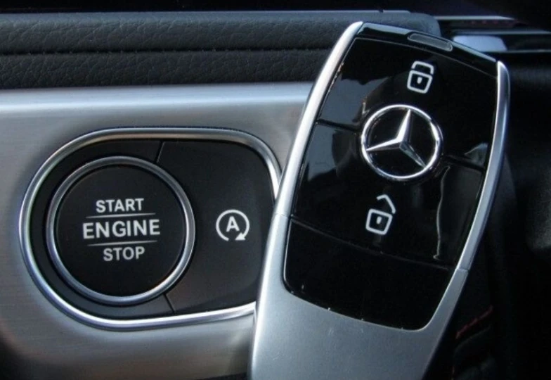 Mercedes G-class White