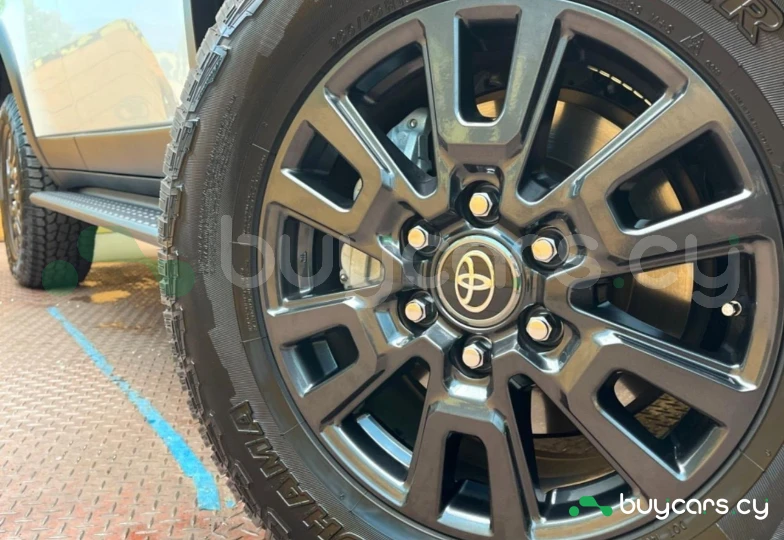 Toyota Land Cruiser White