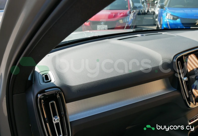 Volvo XC40 Серый