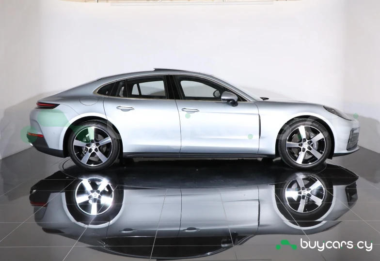 Porsche Panamera Серый