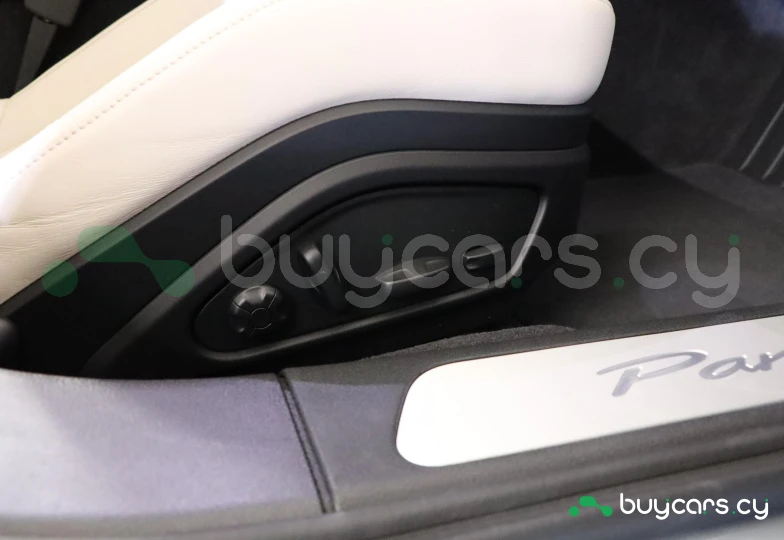 Porsche Panamera Серый