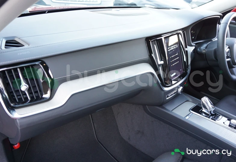 Volvo S60 Красный