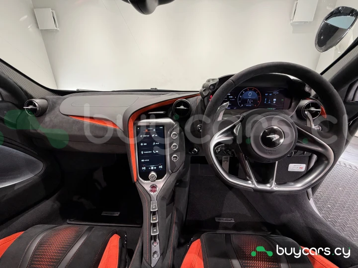 McLaren 750S Белый