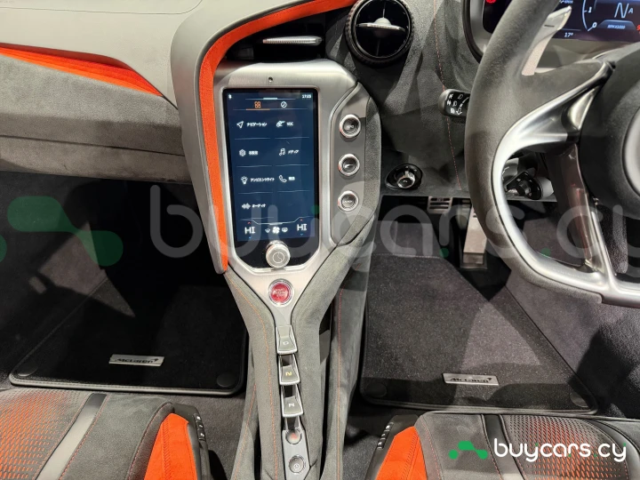 McLaren 750S Белый