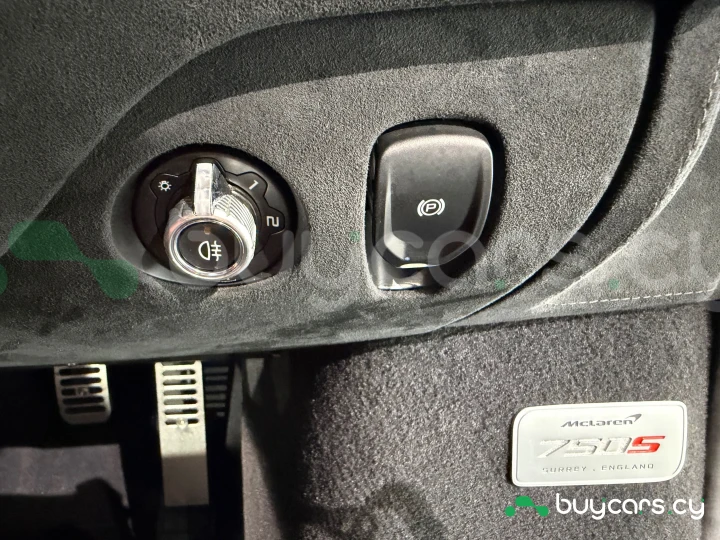 McLaren 750S Белый