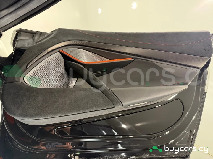 McLaren 750S Белый